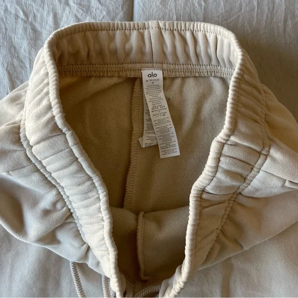 Alo Accolade Sweatpant in Oat Milk Size Medium Jogger - Picture 3 of 8